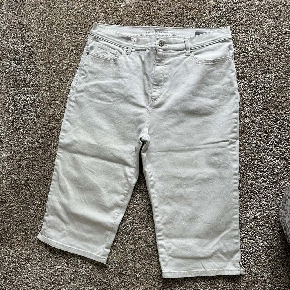 Women’s off white/cream‎ like Capri pants